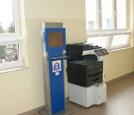 Zdjęcie z galerii: Uroczystość oddania do użytku łącznika wielofunkcyjnego w ZSP Nr 2 w Tomaszowie Maz. - 28.10.2009 r.