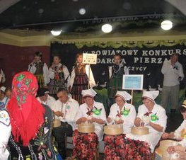 Zdjęcie z galerii: IX Powiatowy Konkurs Darcia Pierza w Rzeczycy - 28.11.2009 r.