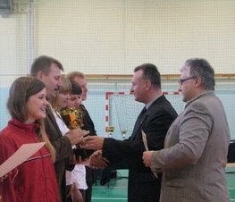 Zdjęcie z galerii: Powiatowe współzawodnictwo sportowe szkół za rok szkolny 2008/2009 -24.11.2009 r. 