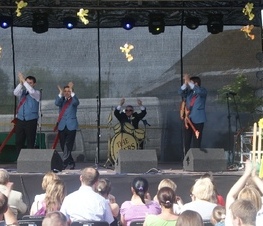 Zdjęcie z galerii: 06.06.2010 r. - Powiatowe Miodobranie w Żelechlinku 