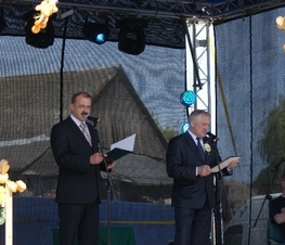 Zdjęcie z galerii: 06.06.2010 r. - Powiatowe Miodobranie w Żelechlinku 