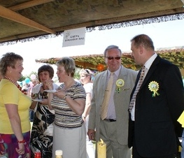 Zdjęcie z galerii: 06.06.2010 r. - Powiatowe Miodobranie w Żelechlinku 