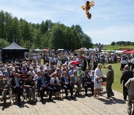 Zdjęcie z galerii: 06.06.2010 r. - Powiatowe Miodobranie w Żelechlinku 