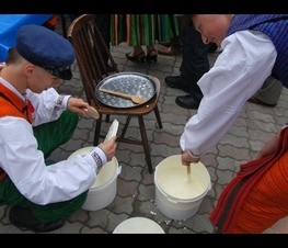 Zdjęcie z galerii: Konkurs ubijania masła w Małczu (gm. Lubochnia) -31.07.2010 r.