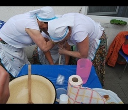 Zdjęcie z galerii: Konkurs ubijania masła w Małczu (gm. Lubochnia) -31.07.2010 r.