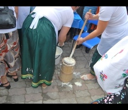 Zdjęcie z galerii: Konkurs ubijania masła w Małczu (gm. Lubochnia) -31.07.2010 r.