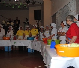 Zdjęcie z galerii: Powiatowy Konkurs Kiszenia Kapusty w Budziszewicach - 10.11.2010 r. 
