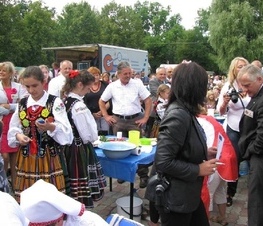 Zdjęcie z galerii: Lubocheńskie Święto Folkloru połączone z Konkursem Ubijania Masła w Lubochni