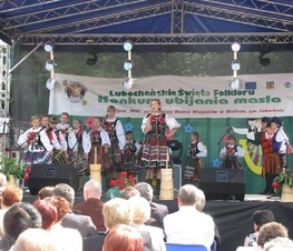 Zdjęcie z galerii: Lubocheńskie Święto Folkloru połączone z Konkursem Ubijania Masła w Lubochni