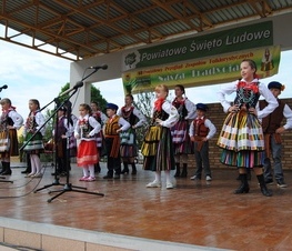 Zdjęcie z galerii: NASZA TRADYCJA - Przegląd Zespołów Folklorystycznych w Żelechlinku - 27.05.2012
