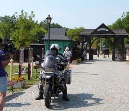 Zdjęcie z galerii: Skansen Rzeki Pilicy i Groty Nagórzyckie w 'motowizji'