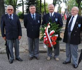 Zdjęcie z galerii: Galeria zdjęć z uroczystości patriotyczno- religijnej z dnia 4 września 2015 roku z okazji obchodów 76.Rocznicy Wybuchu II Wojny Światowej , 76.Rocznicy Walk W Tomaszowie Mazowieckim, 76.Rocznicy Agre