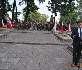 Zdjęcie z galerii: Galeria zdjęć z uroczystości patriotyczno- religijnej z dnia 4 września 2015 roku z okazji obchodów 76.Rocznicy Wybuchu II Wojny Światowej , 76.Rocznicy Walk W Tomaszowie Mazowieckim, 76.Rocznicy Agre