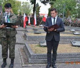 Zdjęcie z galerii: Galeria zdjęć z uroczystości patriotyczno- religijnej z dnia 4 września 2015 roku z okazji obchodów 76.Rocznicy Wybuchu II Wojny Światowej , 76.Rocznicy Walk W Tomaszowie Mazowieckim, 76.Rocznicy Agre