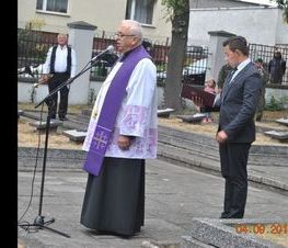 Zdjęcie z galerii: Galeria zdjęć z uroczystości patriotyczno- religijnej z dnia 4 września 2015 roku z okazji obchodów 76.Rocznicy Wybuchu II Wojny Światowej , 76.Rocznicy Walk W Tomaszowie Mazowieckim, 76.Rocznicy Agre