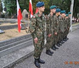 Zdjęcie z galerii: Galeria zdjęć z uroczystości patriotyczno- religijnej z dnia 4 września 2015 roku z okazji obchodów 76.Rocznicy Wybuchu II Wojny Światowej , 76.Rocznicy Walk W Tomaszowie Mazowieckim, 76.Rocznicy Agre