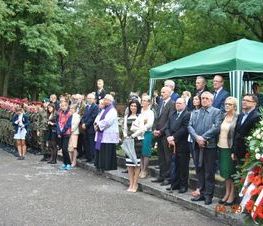 Zdjęcie z galerii: Galeria zdjęć z uroczystości patriotyczno- religijnej z dnia 4 września 2015 roku z okazji obchodów 76.Rocznicy Wybuchu II Wojny Światowej , 76.Rocznicy Walk W Tomaszowie Mazowieckim, 76.Rocznicy Agre