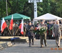 Zdjęcie z galerii: Galeria zdjęć z uroczystości patriotyczno- religijnej z dnia 4 września 2015 roku z okazji obchodów 76.Rocznicy Wybuchu II Wojny Światowej , 76.Rocznicy Walk W Tomaszowie Mazowieckim, 76.Rocznicy Agre