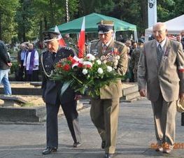 Zdjęcie z galerii: Galeria zdjęć z uroczystości patriotyczno- religijnej z dnia 4 września 2015 roku z okazji obchodów 76.Rocznicy Wybuchu II Wojny Światowej , 76.Rocznicy Walk W Tomaszowie Mazowieckim, 76.Rocznicy Agre