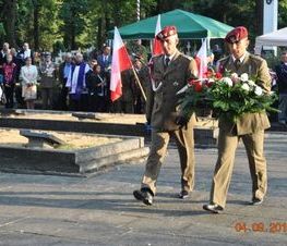 Zdjęcie z galerii: Galeria zdjęć z uroczystości patriotyczno- religijnej z dnia 4 września 2015 roku z okazji obchodów 76.Rocznicy Wybuchu II Wojny Światowej , 76.Rocznicy Walk W Tomaszowie Mazowieckim, 76.Rocznicy Agre