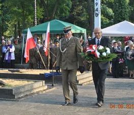 Zdjęcie z galerii: Galeria zdjęć z uroczystości patriotyczno- religijnej z dnia 4 września 2015 roku z okazji obchodów 76.Rocznicy Wybuchu II Wojny Światowej , 76.Rocznicy Walk W Tomaszowie Mazowieckim, 76.Rocznicy Agre