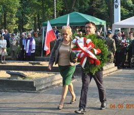 Zdjęcie z galerii: Galeria zdjęć z uroczystości patriotyczno- religijnej z dnia 4 września 2015 roku z okazji obchodów 76.Rocznicy Wybuchu II Wojny Światowej , 76.Rocznicy Walk W Tomaszowie Mazowieckim, 76.Rocznicy Agre