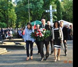 Zdjęcie z galerii: Galeria zdjęć z uroczystości patriotyczno- religijnej z dnia 4 września 2015 roku z okazji obchodów 76.Rocznicy Wybuchu II Wojny Światowej , 76.Rocznicy Walk W Tomaszowie Mazowieckim, 76.Rocznicy Agre