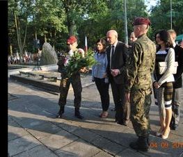 Zdjęcie z galerii: Galeria zdjęć z uroczystości patriotyczno- religijnej z dnia 4 września 2015 roku z okazji obchodów 76.Rocznicy Wybuchu II Wojny Światowej , 76.Rocznicy Walk W Tomaszowie Mazowieckim, 76.Rocznicy Agre