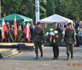 Zdjęcie z galerii: Galeria zdjęć z uroczystości patriotyczno- religijnej z dnia 4 września 2015 roku z okazji obchodów 76.Rocznicy Wybuchu II Wojny Światowej , 76.Rocznicy Walk W Tomaszowie Mazowieckim, 76.Rocznicy Agre