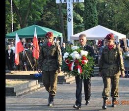 Zdjęcie z galerii: Galeria zdjęć z uroczystości patriotyczno- religijnej z dnia 4 września 2015 roku z okazji obchodów 76.Rocznicy Wybuchu II Wojny Światowej , 76.Rocznicy Walk W Tomaszowie Mazowieckim, 76.Rocznicy Agre