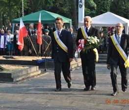 Zdjęcie z galerii: Galeria zdjęć z uroczystości patriotyczno- religijnej z dnia 4 września 2015 roku z okazji obchodów 76.Rocznicy Wybuchu II Wojny Światowej , 76.Rocznicy Walk W Tomaszowie Mazowieckim, 76.Rocznicy Agre