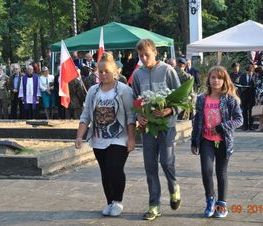 Zdjęcie z galerii: Galeria zdjęć z uroczystości patriotyczno- religijnej z dnia 4 września 2015 roku z okazji obchodów 76.Rocznicy Wybuchu II Wojny Światowej , 76.Rocznicy Walk W Tomaszowie Mazowieckim, 76.Rocznicy Agre
