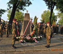 Zdjęcie z galerii: Galeria zdjęć z uroczystości patriotyczno- religijnej z dnia 4 września 2015 roku z okazji obchodów 76.Rocznicy Wybuchu II Wojny Światowej , 76.Rocznicy Walk W Tomaszowie Mazowieckim, 76.Rocznicy Agre