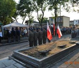Zdjęcie z galerii: Galeria zdjęć z uroczystości patriotyczno- religijnej z dnia 4 września 2015 roku z okazji obchodów 76.Rocznicy Wybuchu II Wojny Światowej , 76.Rocznicy Walk W Tomaszowie Mazowieckim, 76.Rocznicy Agre