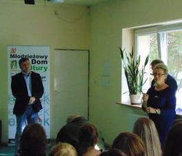 Zdjęcia ze spotkania w Młodzieżowym Domu Kultury na temat zniszczenia Warszawy w czasie II Wojny Światowej