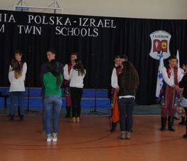 Zdjęcie z galerii: Program Twins Schools spotkanie Polska - Izrael w I LO oraz odwiedziny w Starostwie Powiatowym
