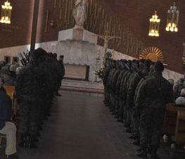 Zdjęcie z galerii: Zdjęcia z dn.11 listopada 2015 - Mszy Świętej w Kościele NMP Królowej Polski w Tomaszowie Maz. oraz Biegu Niepodległości
