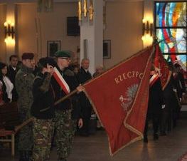 Zdjęcie z galerii: Zdjęcia z dn.11 listopada 2015 - Mszy Świętej w Kościele NMP Królowej Polski w Tomaszowie Maz. oraz Biegu Niepodległości