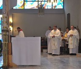 Zdjęcie z galerii: Zdjęcia z dn.11 listopada 2015 - Mszy Świętej w Kościele NMP Królowej Polski w Tomaszowie Maz. oraz Biegu Niepodległości