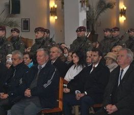 Zdjęcie z galerii: Zdjęcia z dn.11 listopada 2015 - Mszy Świętej w Kościele NMP Królowej Polski w Tomaszowie Maz. oraz Biegu Niepodległości