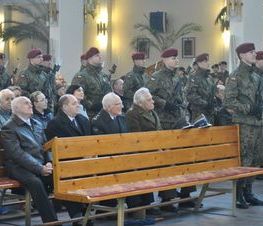 Zdjęcie z galerii: Zdjęcia z dn.11 listopada 2015 - Mszy Świętej w Kościele NMP Królowej Polski w Tomaszowie Maz. oraz Biegu Niepodległości