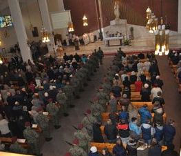 Zdjęcie z galerii: Zdjęcia z dn.11 listopada 2015 - Mszy Świętej w Kościele NMP Królowej Polski w Tomaszowie Maz. oraz Biegu Niepodległości