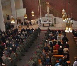 Zdjęcie z galerii: Zdjęcia z dn.11 listopada 2015 - Mszy Świętej w Kościele NMP Królowej Polski w Tomaszowie Maz. oraz Biegu Niepodległości