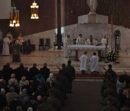 Zdjęcie z galerii: Zdjęcia z dn.11 listopada 2015 - Mszy Świętej w Kościele NMP Królowej Polski w Tomaszowie Maz. oraz Biegu Niepodległości