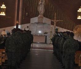 Zdjęcie z galerii: Zdjęcia z dn.11 listopada 2015 - Mszy Świętej w Kościele NMP Królowej Polski w Tomaszowie Maz. oraz Biegu Niepodległości