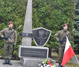 Zdjęcie z galerii: Zdjęcia z dn.11 listopada 2015 - Mszy Świętej w Kościele NMP Królowej Polski w Tomaszowie Maz. oraz Biegu Niepodległości
