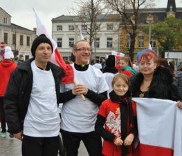 Zdjęcie z galerii: Zdjęcia z dn.11 listopada 2015 - Mszy Świętej w Kościele NMP Królowej Polski w Tomaszowie Maz. oraz Biegu Niepodległości