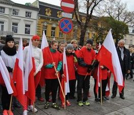 Zdjęcie z galerii: Zdjęcia z dn.11 listopada 2015 - Mszy Świętej w Kościele NMP Królowej Polski w Tomaszowie Maz. oraz Biegu Niepodległości