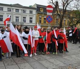 Zdjęcie z galerii: Zdjęcia z dn.11 listopada 2015 - Mszy Świętej w Kościele NMP Królowej Polski w Tomaszowie Maz. oraz Biegu Niepodległości