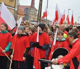 Zdjęcie z galerii: Zdjęcia z dn.11 listopada 2015 - Mszy Świętej w Kościele NMP Królowej Polski w Tomaszowie Maz. oraz Biegu Niepodległości